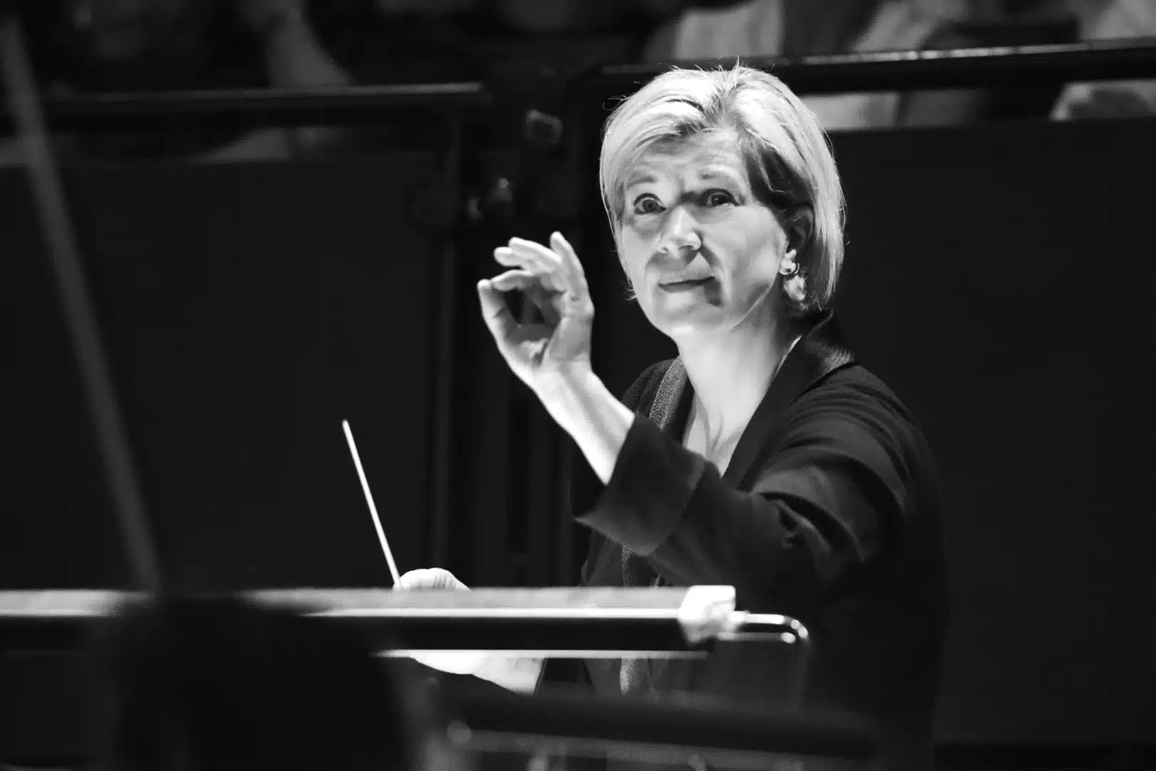 Kvinna svartvit bild dirigerar